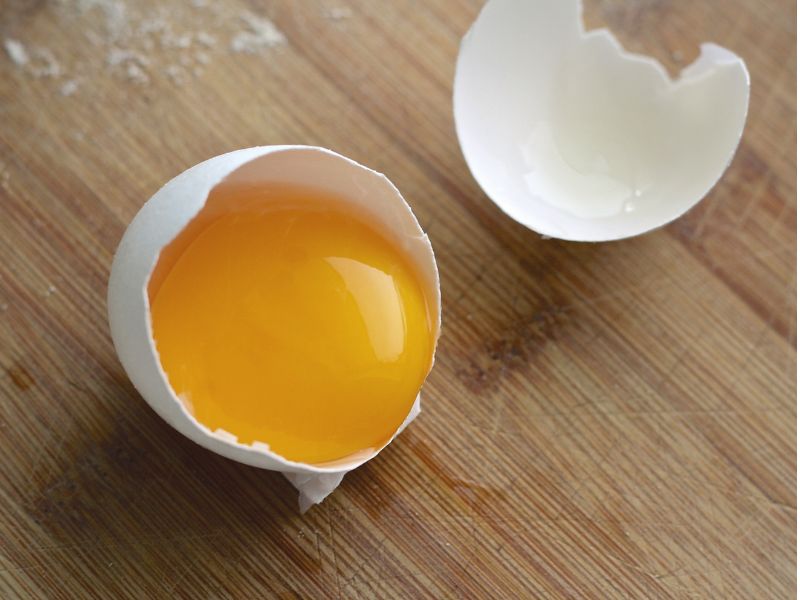 Lòng đỏ trứng cũng có lượng MenaQ7 dù không nhiều